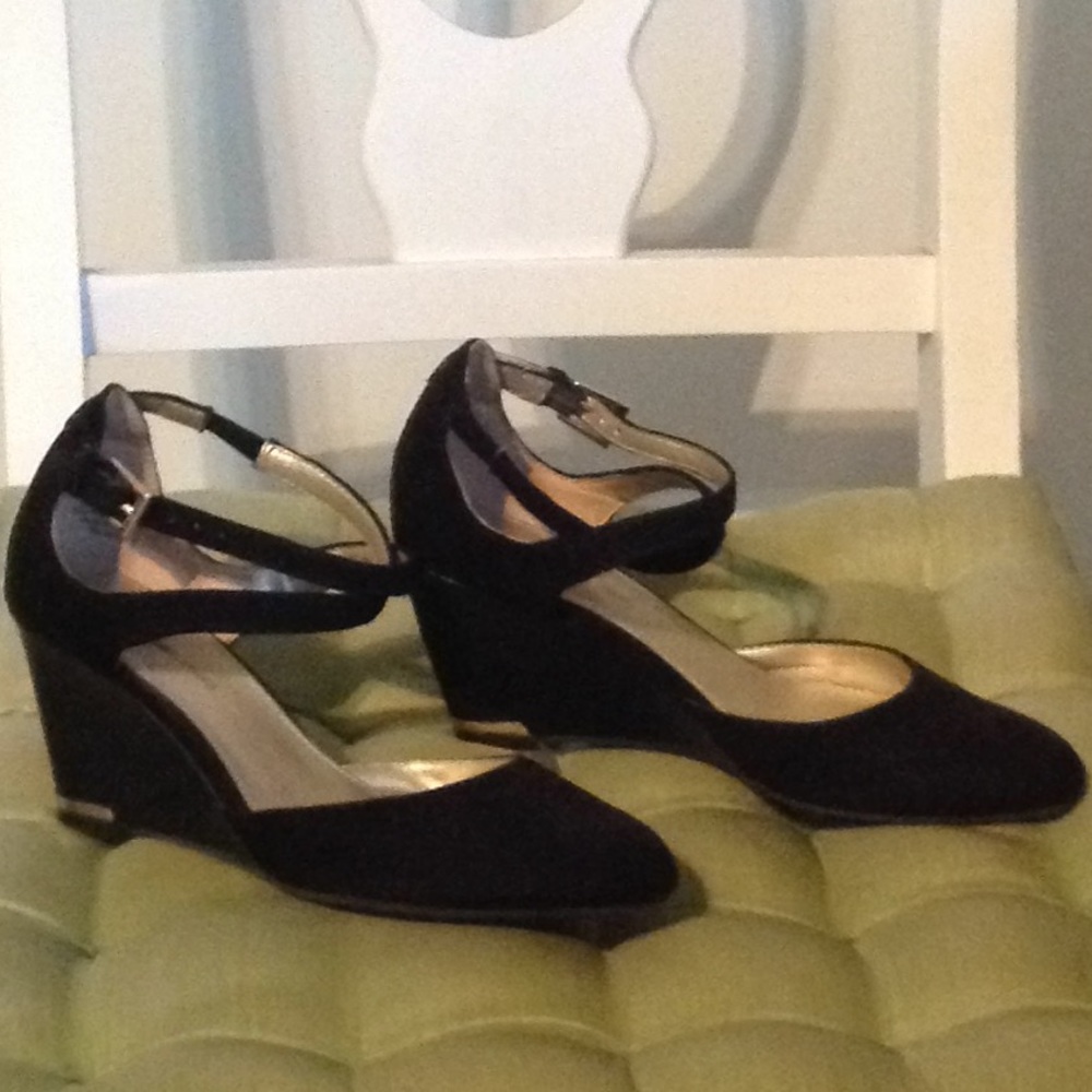 Bandolino suede wedges